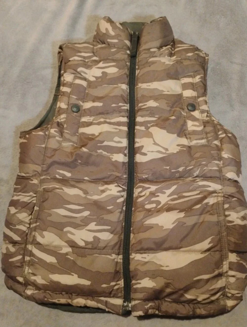 Gap Kids Reversible Puffer Vest Olive Green Camo Pockets Warm - Size S 6-7